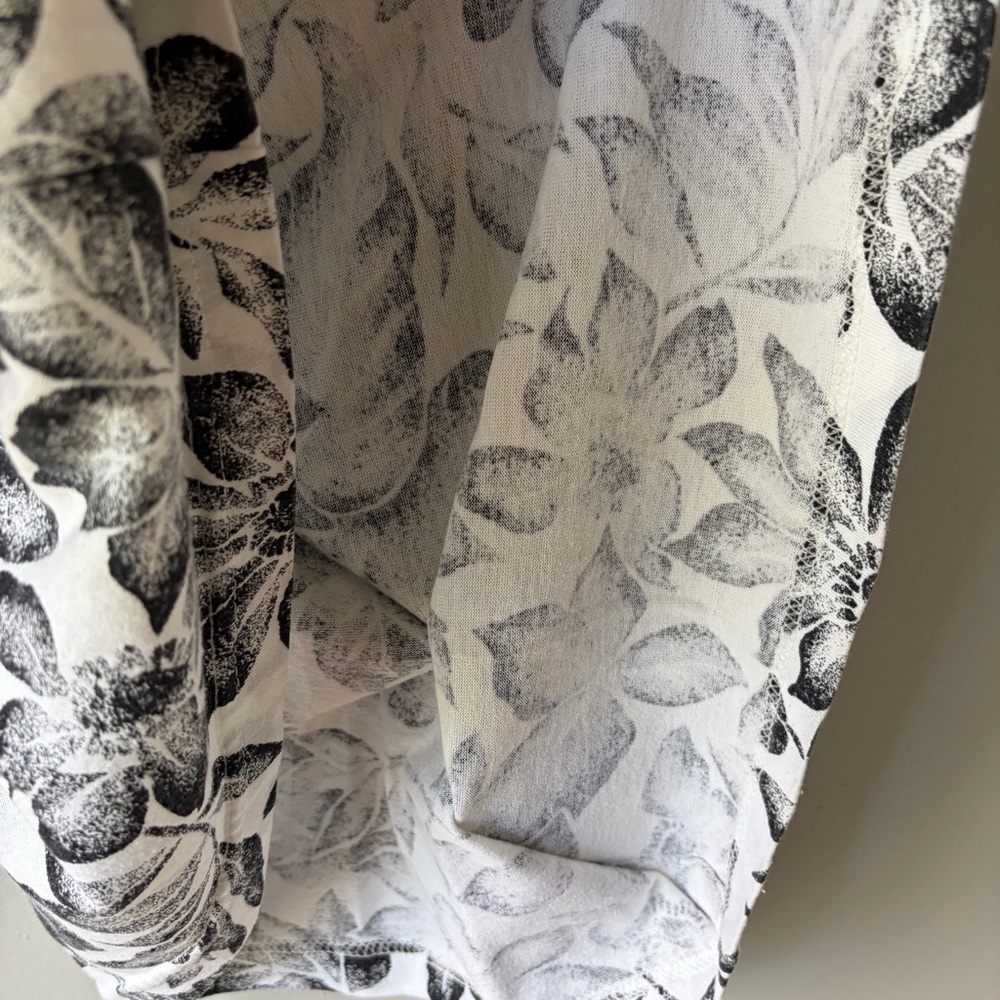 Vintage AREO black And White Women’s Floral Short Sleeve Shirt Size Large - Picture 6 of 8